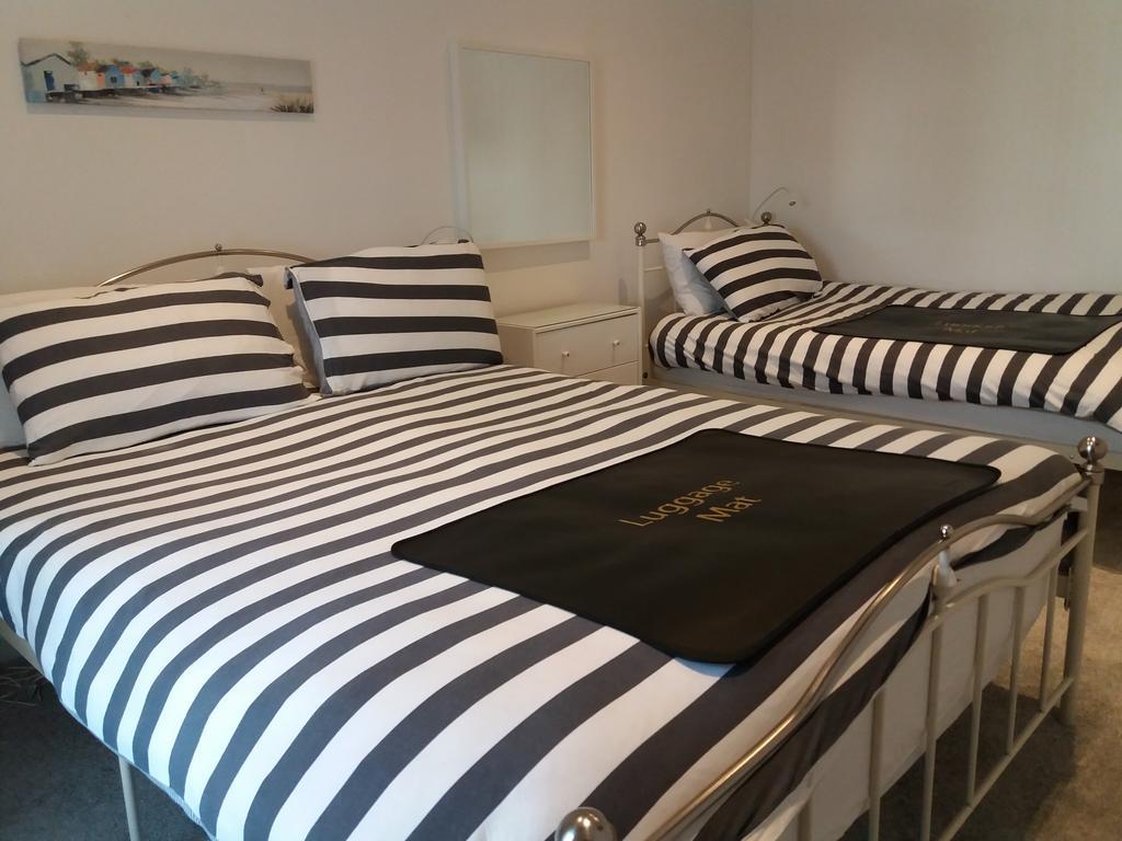 The Pembrey Country Inn Экстерьер фото